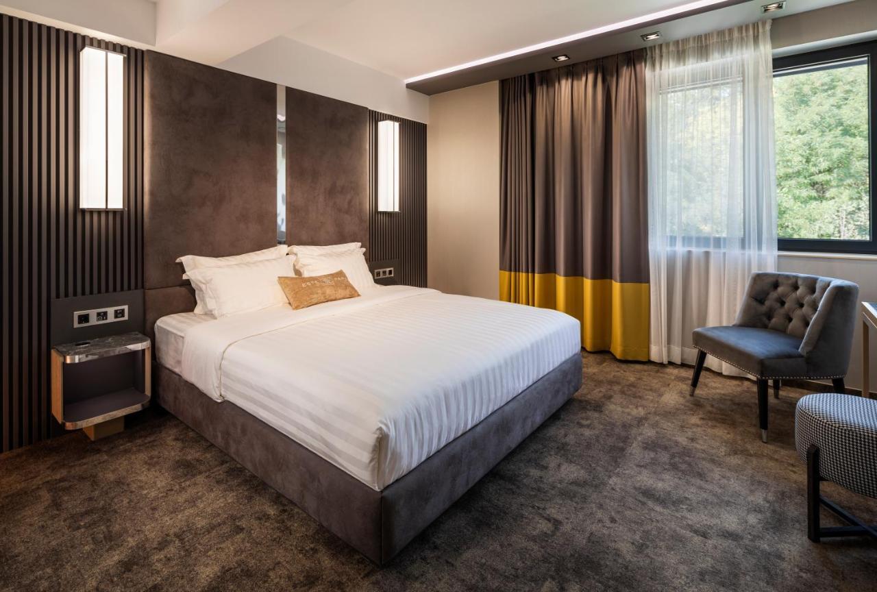 Хотел -- Park -- Part Of Urban Chic Luxury Design - Parking & Compliments - Next To Shopping & Dining Mall 4*